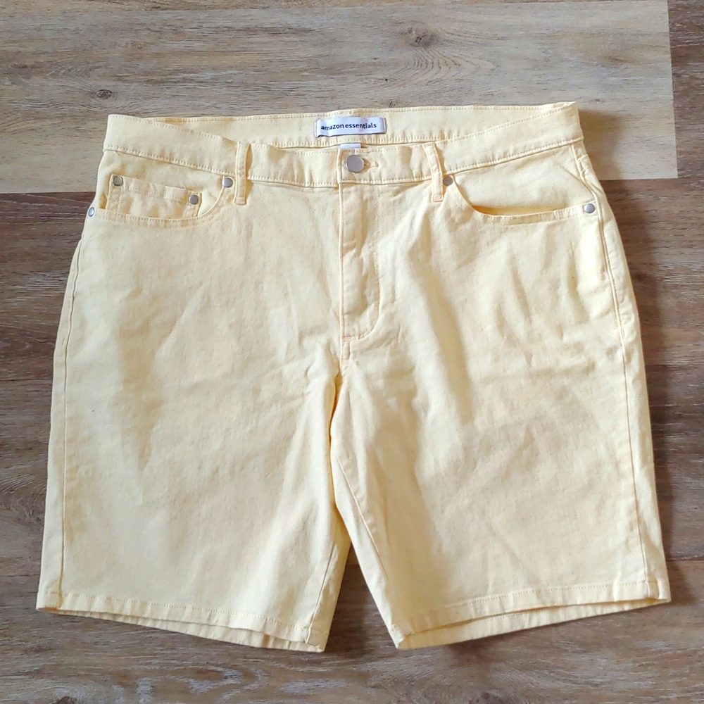 NWOT Amazon Essentials Men's Straight-Fit Stretch 5-Pocket Shorts Yellow Size 36
